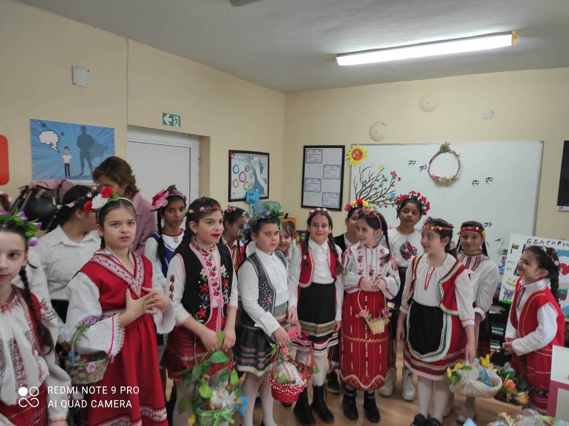 Чаровни лазарки благословиха екипа на Центъра за обществена подкрепа в Левски